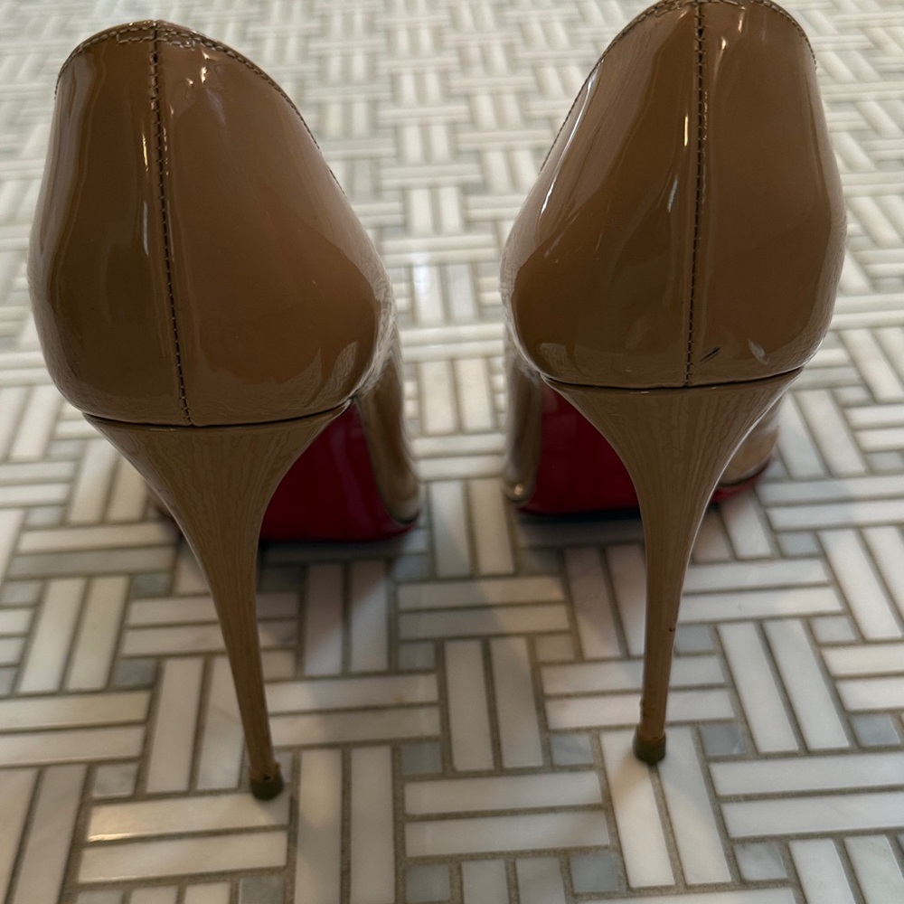 Christian Louboutin Nude Patent Peep-Toe Stiletto Heels with Red Soles - Picture 7 of 11
